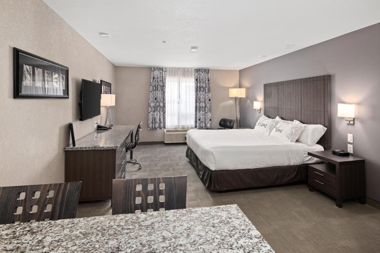 Home Inn & Suites Saskatoon South Bagian luar foto