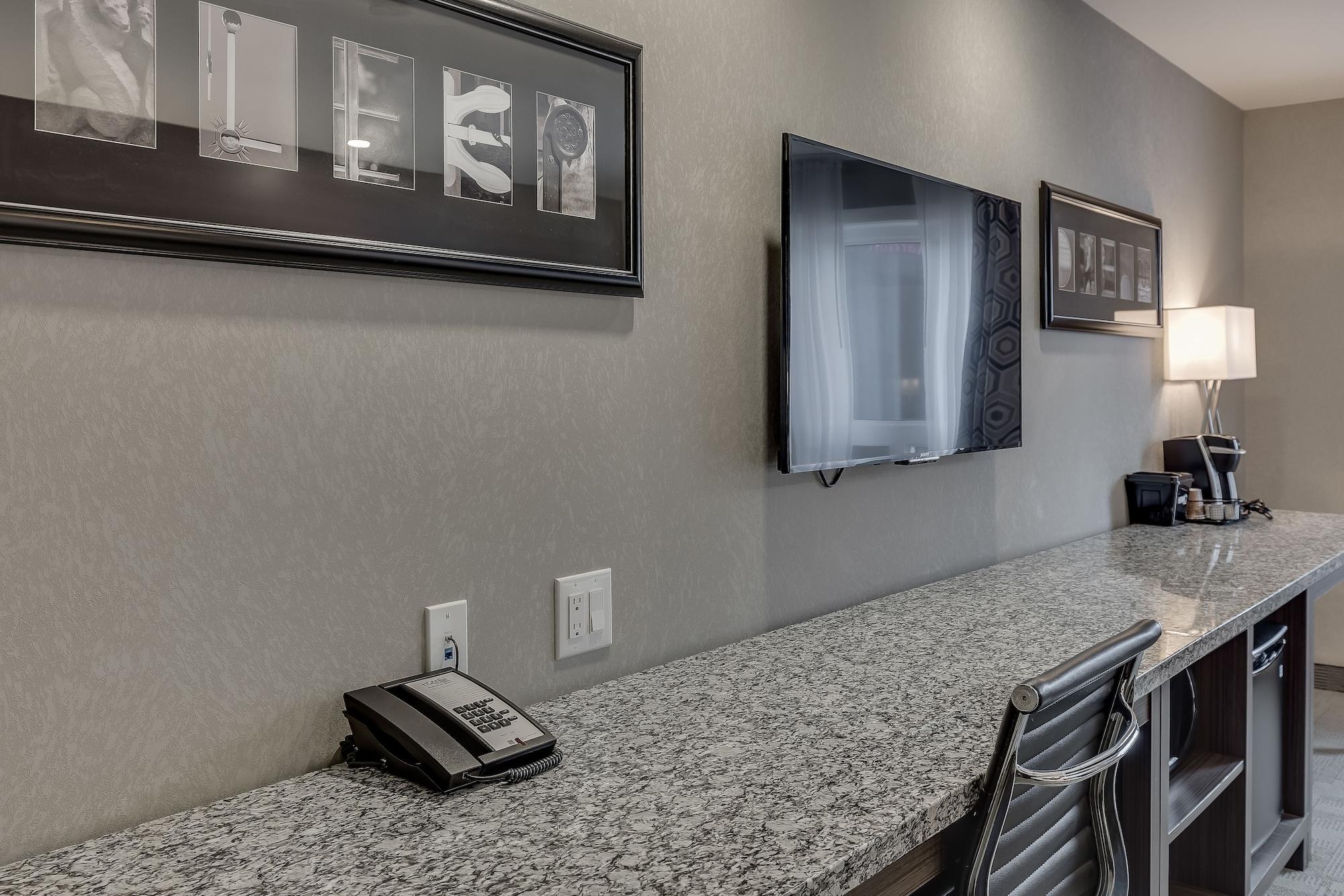 Home Inn & Suites Saskatoon South Bagian luar foto